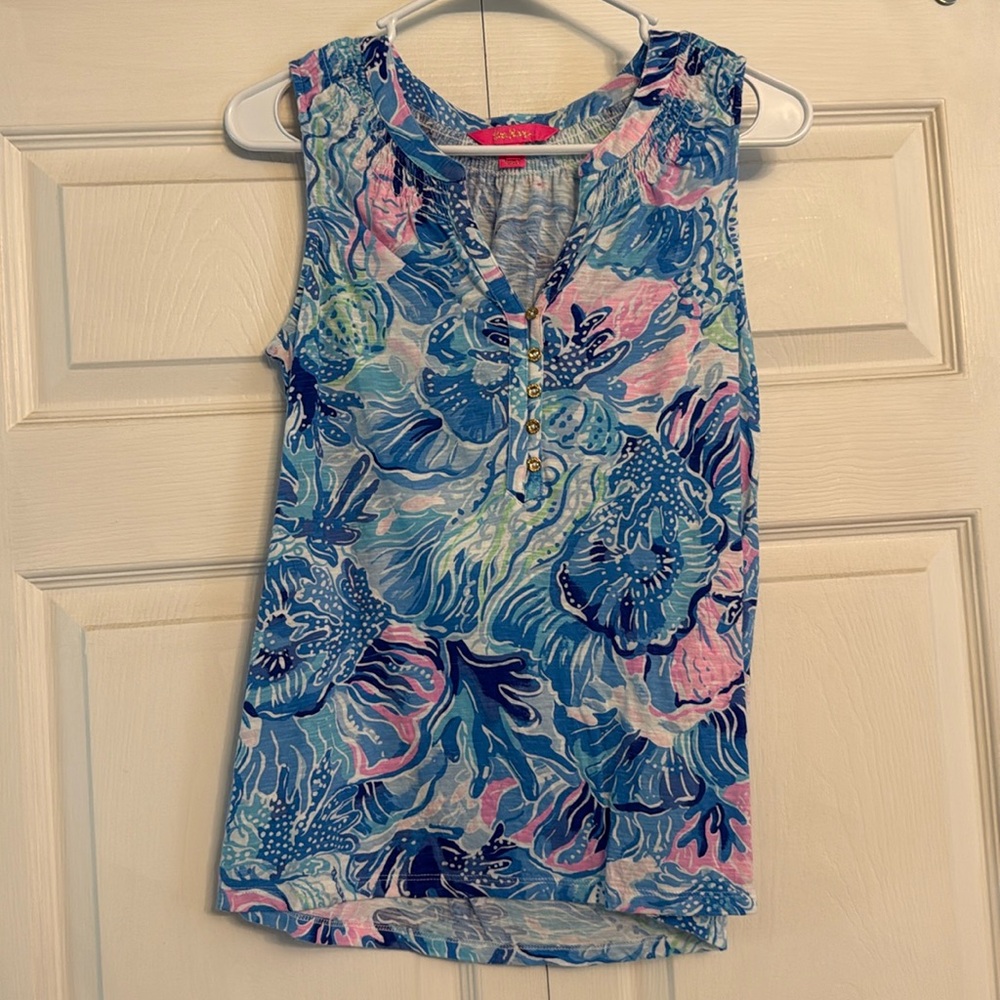 Lilly Pulitzer Essie Button Tank Size Small like new condition.